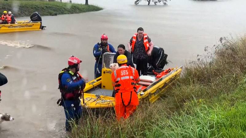 Ливни отрезали от мира города в Австралии