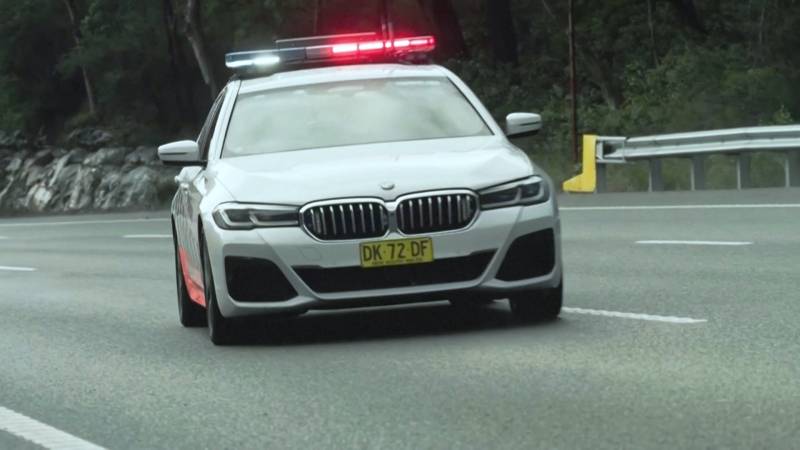 Сотни авто пробили колёса из-за мусора, который высыпался на автотрассу в Австралии