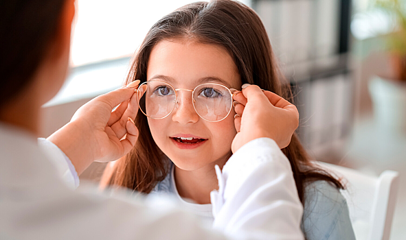 Исследователи выяснили, почему не всем детям помогают линзы от близорукости