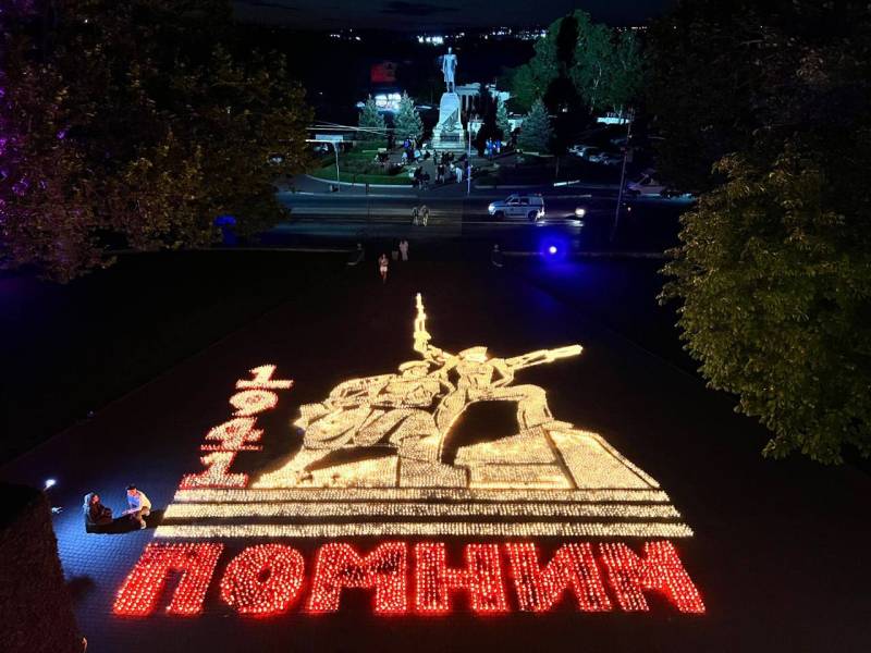 Севастопольцы присоединились к Всероссийским акциям «Свеча памяти» и «Огненные картины войны» Севастопольцы присоединились к Всероссийским акциям «Свеча памяти» и «Огненные картины войны»