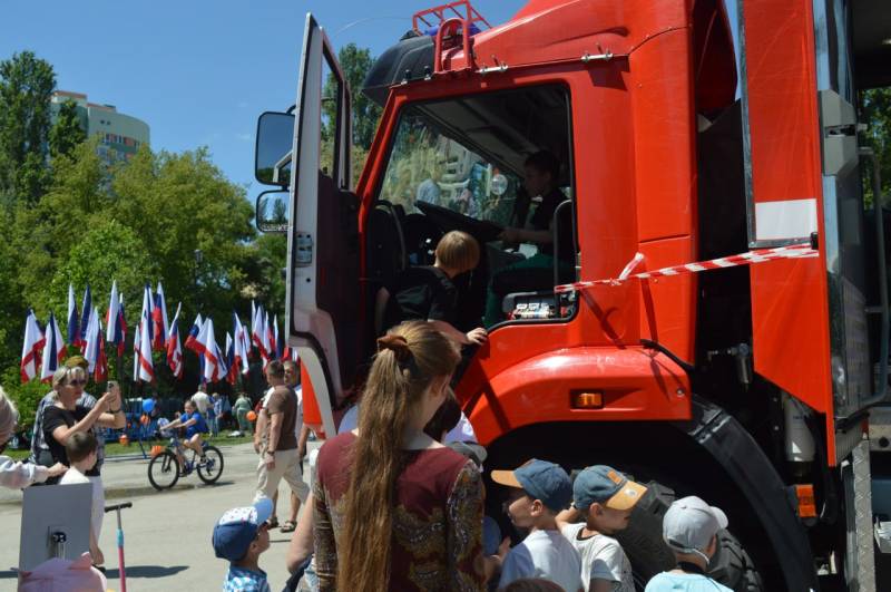 В День защиты детей в парке им. Гагарина работает интерактивная выставка пожарной и спасательной техники