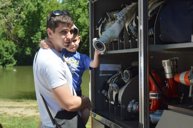 В День защиты детей в парке им. Гагарина работает интерактивная выставка пожарной и спасательной техники