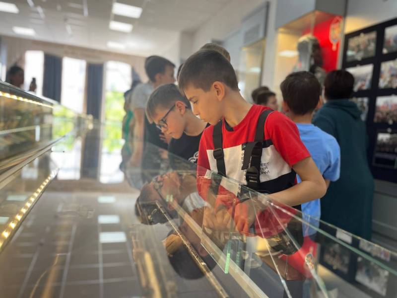 Сотрудники Управления по контролю за оборотом наркотиков УМВД России по г. Севастополю организовали для школьников экскурсию в Народный музей полиции имени М.С. Казакевича Сотрудники Управления по контролю за оборотом наркотиков УМВД России по г. Севастополю организовали для школьников экскурсию в Народный музей полиции имени М.С. Казакевича