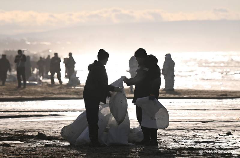 Со 2 июня на пляжах Анапы не выявили новых выбросов мазута Со 2 июня на пляжах Анапы не выявили новых выбросов мазута