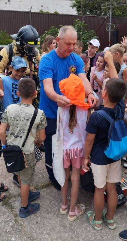 Приходите, дети, в гости!. Сотрудники ПЧ пгт