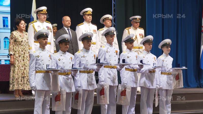 Одиннадцатиклассники филиала Нахимовского училища получили аттестаты