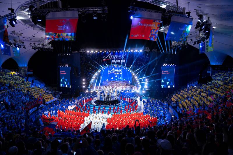 День рождения «Артека» завершился историческим мюзиклом «100 лет дорогой детства» День рождения «Артека» завершился историческим мюзиклом «100 лет дорогой детства»