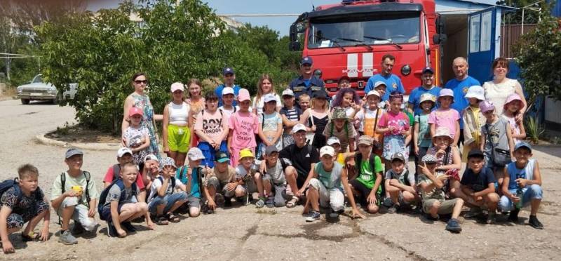 Приходите, дети, в гости!. Сотрудники ПЧ пгт