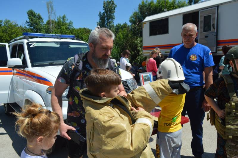 В День защиты детей в парке им. Гагарина работает интерактивная выставка пожарной и спасательной техники