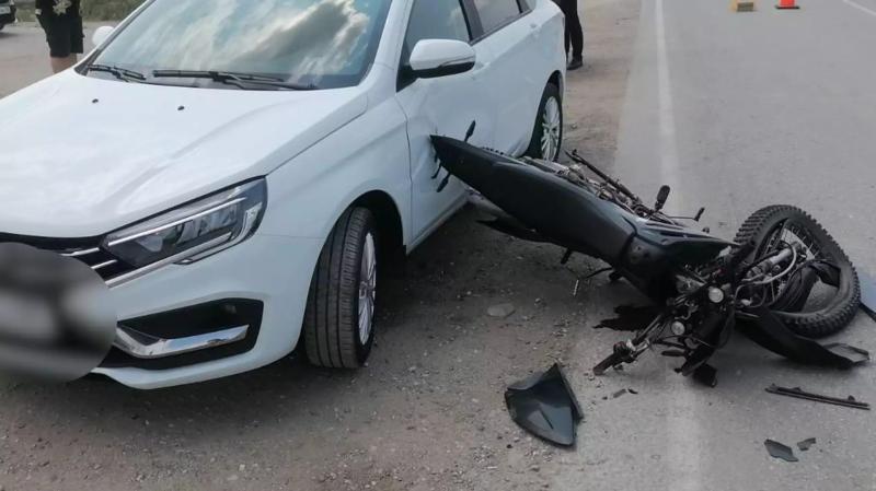 В Крыму иномарка вмяла детей на мотоцикле в припаркованное авто