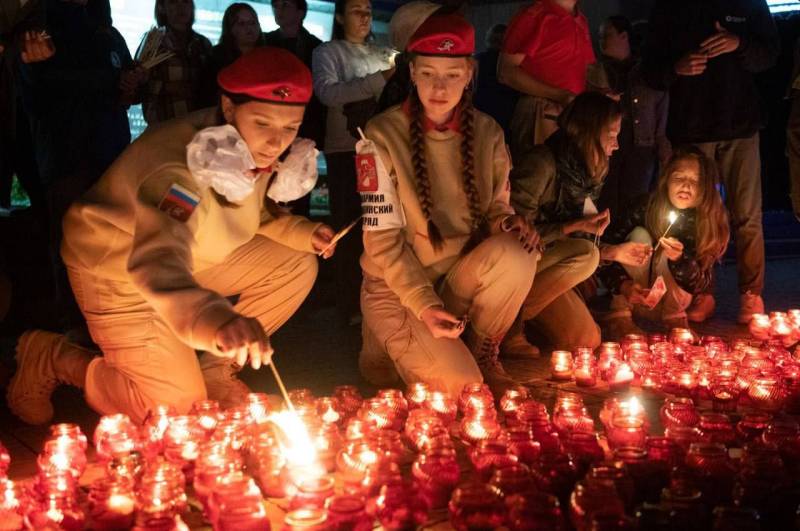 Севастопольцы присоединились к Всероссийским акциям «Свеча памяти» и «Огненные картины войны» Севастопольцы присоединились к Всероссийским акциям «Свеча памяти» и «Огненные картины войны»