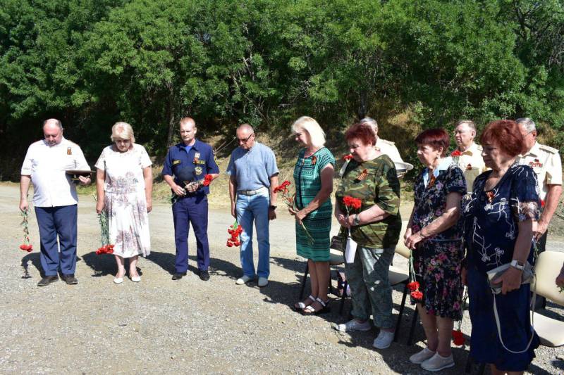 Сегодня, в преддверии Дня партизан и подпольщико, сотрудники Алуштинского аварийно-спасательного отряда "КРЫМ-СПАС" совместно с администрацией города Алушты и детьми партизанов возложили цветы к памятному знаку...