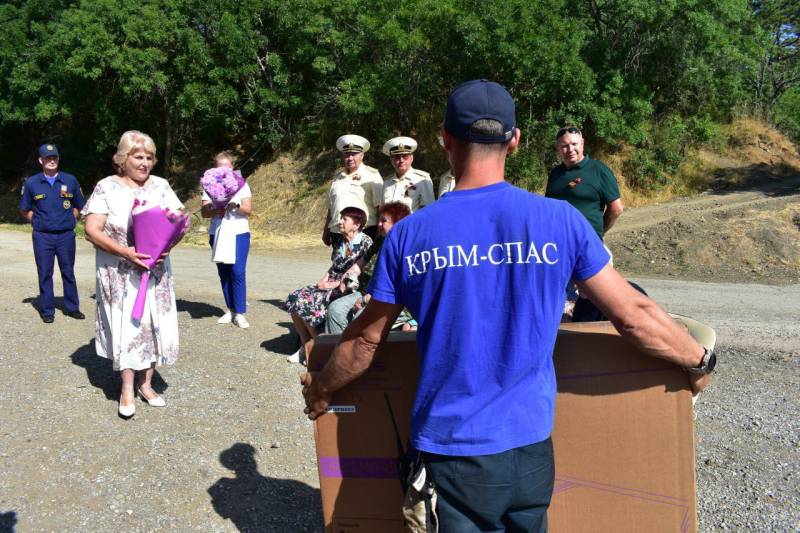 Сегодня, в преддверии Дня партизан и подпольщико, сотрудники Алуштинского аварийно-спасательного отряда "КРЫМ-СПАС" совместно с администрацией города Алушты и детьми партизанов возложили цветы к памятному знаку...