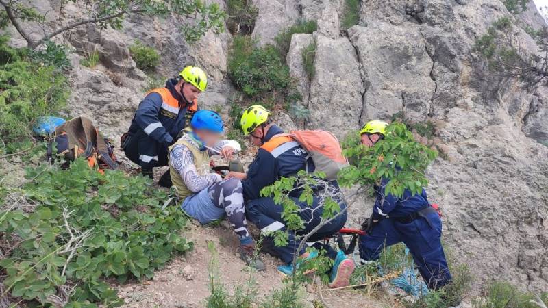 Спасатели эвакуировали сорвавшегося со скалы в Судаке альпиниста
