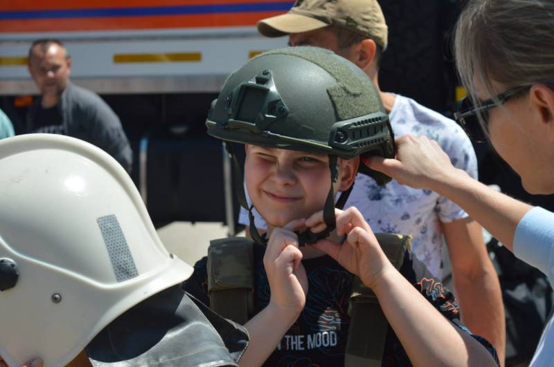 В День защиты детей в парке им. Гагарина работает интерактивная выставка пожарной и спасательной техники