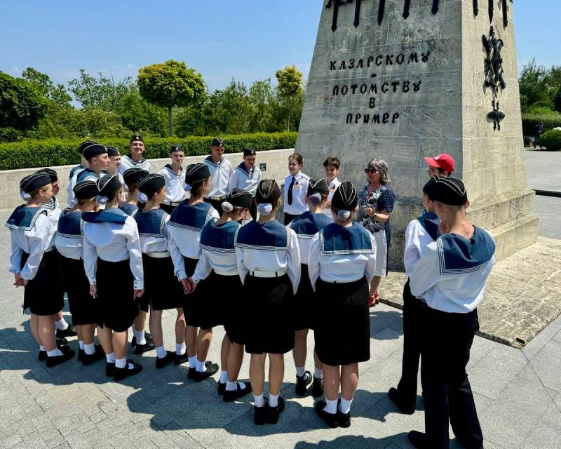 Увлекательная экскурсия. В Севастополе состоялась историко-патриотическая экскурсия по историческому центру города «Матросский бульвар в истории Севастополя» в формате «Дети-детям»