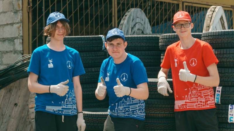 Дети из Губернаторских школьных трудовых отрядов Севастополя работают в «Севэлектроавтотрансе»