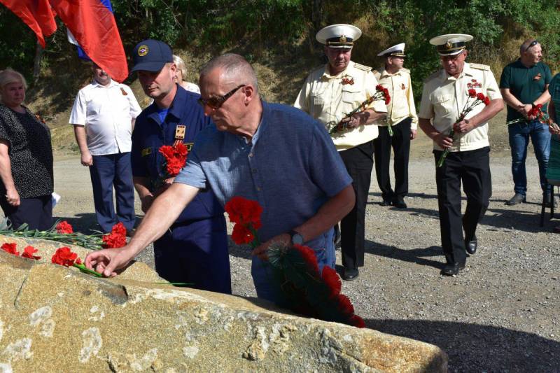 Сегодня, в преддверии Дня партизан и подпольщико, сотрудники Алуштинского аварийно-спасательного отряда "КРЫМ-СПАС" совместно с администрацией города Алушты и детьми партизанов возложили цветы к памятному знаку...