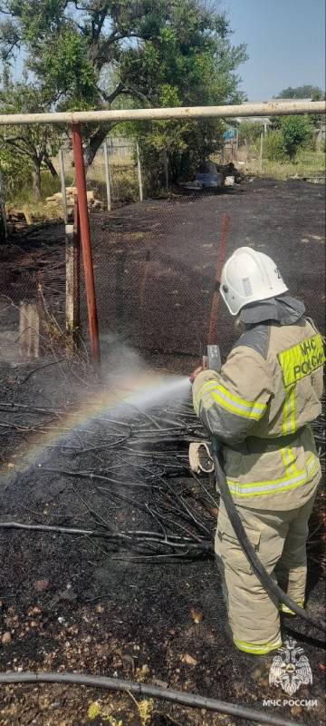 Не пали траву. Огнеборцы отдельного поста 27 пожарно-спасательной части совместно с добровольной пожарной командой ликвидировали возгорание сухой растительности в пгт
