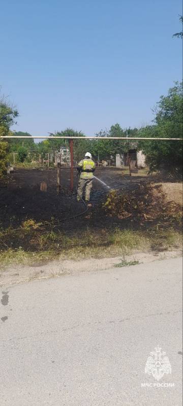 Не пали траву. Огнеборцы отдельного поста 27 пожарно-спасательной части совместно с добровольной пожарной командой ликвидировали возгорание сухой растительности в пгт