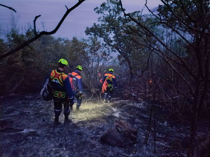 Кадры с места ликвидации пожара в ГО Алушта