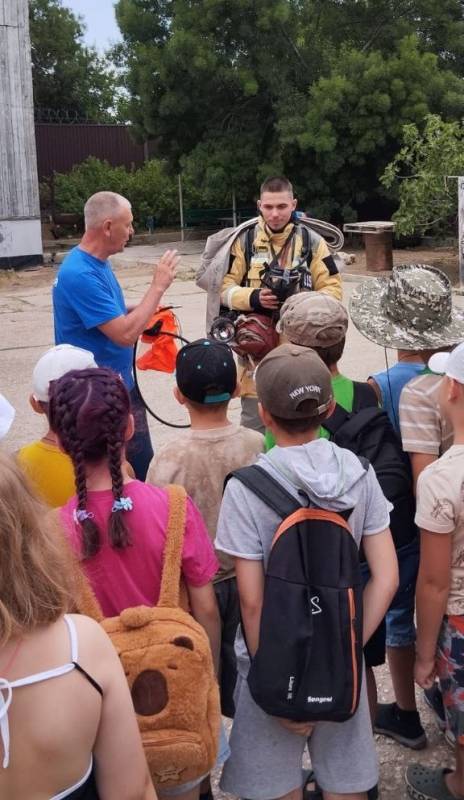 Приходите, дети, в гости!. Сотрудники ПЧ пгт