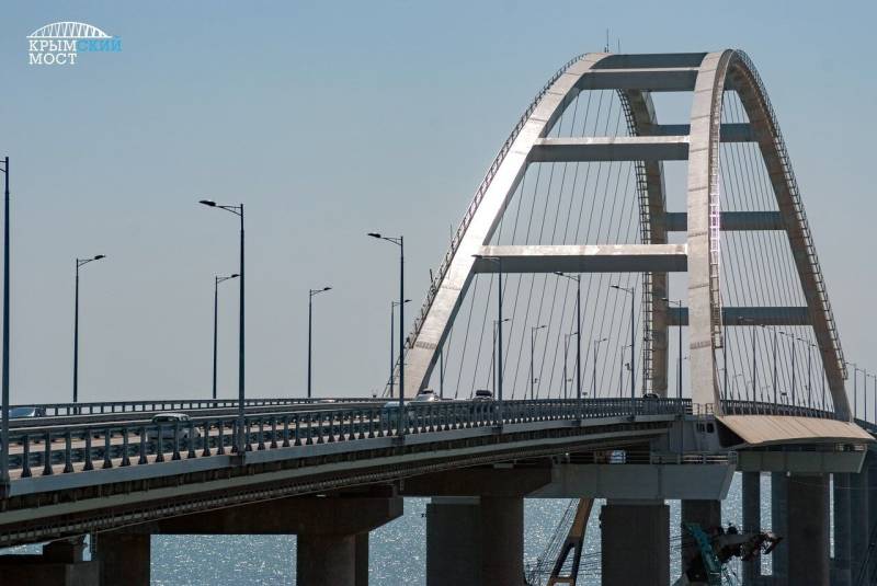 На Крымском мосту восстановили движение автотранспорта