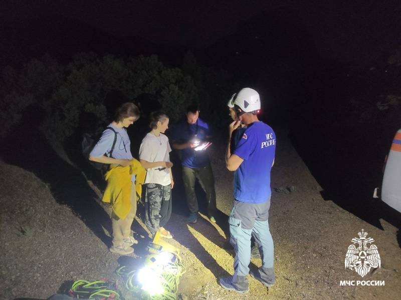 Спасатели МЧС России оказали помощь туристке в г. Судак