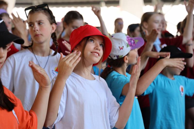 В Евпатории полицейские организовали для ребят, обучающихся в одном из детских лагерей «Зарядку со стражем порядка»