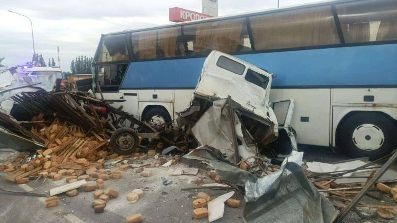 На Кубани "Газель" влетела в рейсовый автобус Севастополь-Махачкала На Кубани "Газель" влетела в рейсовый автобус Севастополь-Махачкала