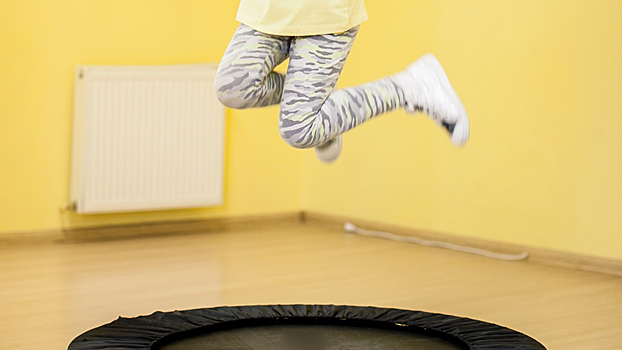 Стало известно, что эффективнее: бег трусцой или прыжки на батуте