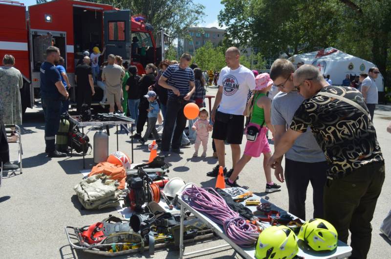 В День защиты детей в парке им. Гагарина работает интерактивная выставка пожарной и спасательной техники