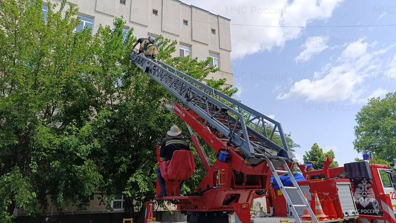 В Евпатории пожарные провели учения в родильном доме