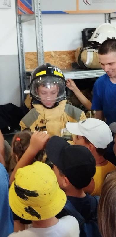 Приходите, дети, в гости!. Сотрудники ПЧ пгт