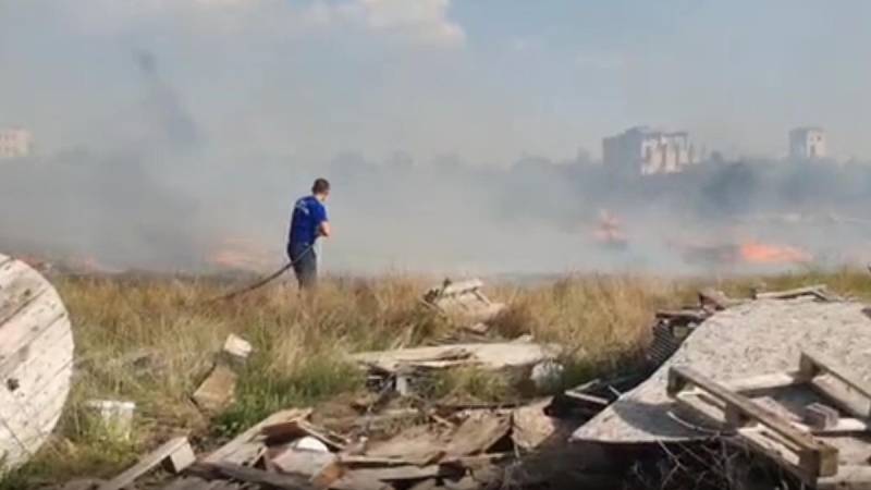 В Симферопольском районе горит 4 гектара сухой травы