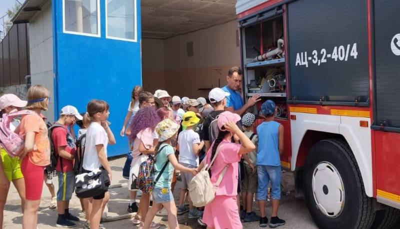 Приходите, дети, в гости!. Сотрудники ПЧ пгт