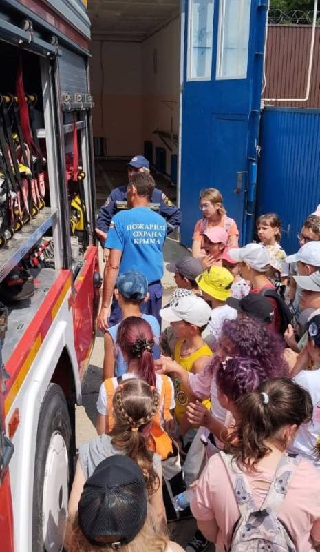 Приходите, дети, в гости!. Сотрудники ПЧ пгт