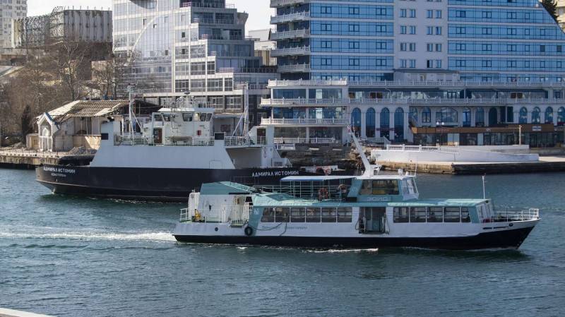 В Севастополе непогода остановила паром
