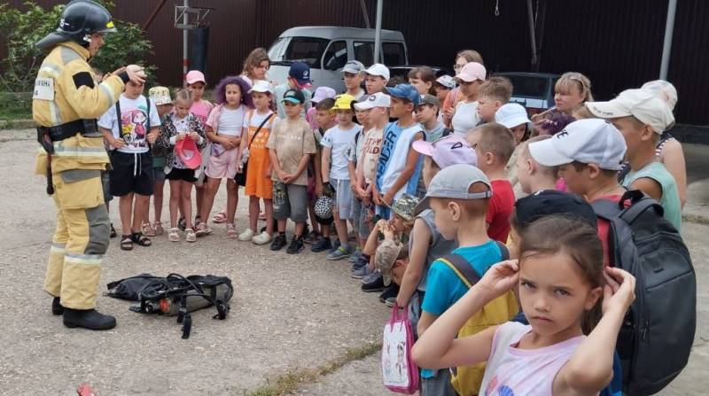 Приходите, дети, в гости!. Сотрудники ПЧ пгт