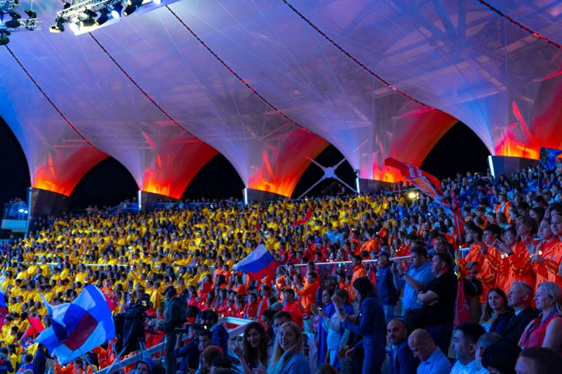 День рождения «Артека» завершился историческим мюзиклом «100 лет дорогой детства» День рождения «Артека» завершился историческим мюзиклом «100 лет дорогой детства»