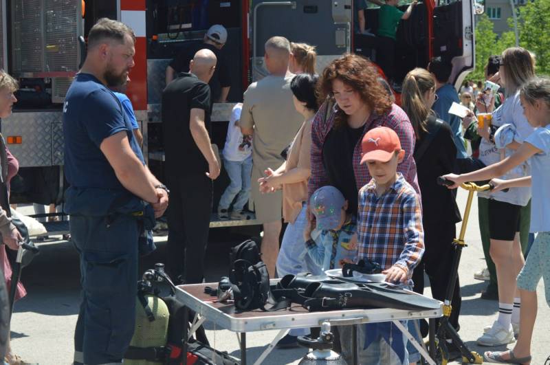 В День защиты детей в парке им. Гагарина работает интерактивная выставка пожарной и спасательной техники