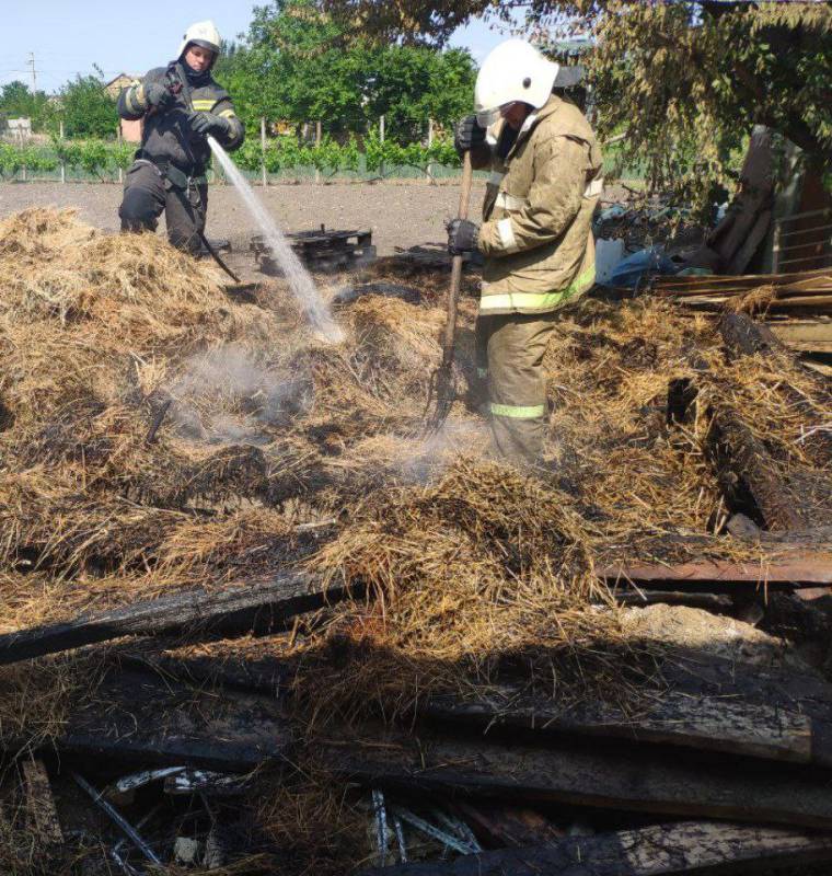 Берегите сено от огня!. Сегодня в с. Новопокровка загорелось сено в тюках, около 100 тюков