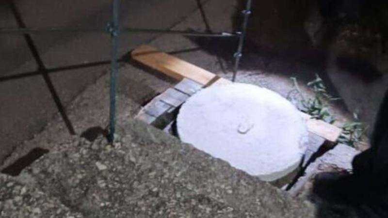 Трехлетнему ребенку в Севастополе зажало ногу крышкой люка