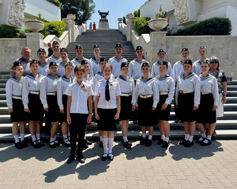 Увлекательная экскурсия. В Севастополе состоялась историко-патриотическая экскурсия по историческому центру города «Матросский бульвар в истории Севастополя» в формате «Дети-детям»