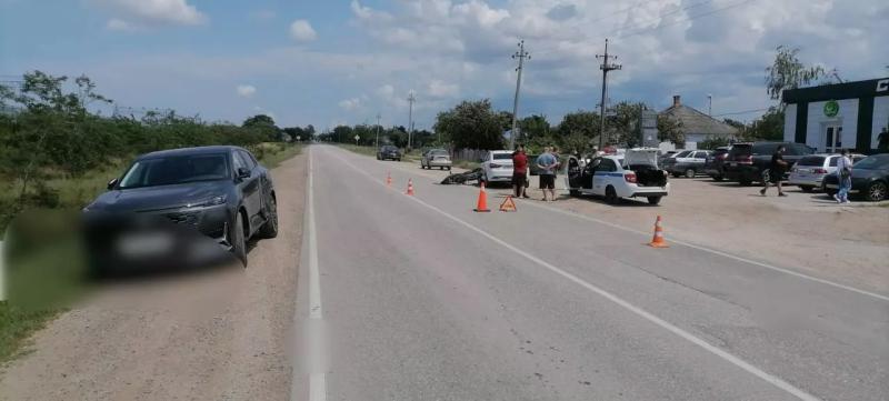 В Крыму иномарка вмяла детей на мотоцикле в припаркованное авто