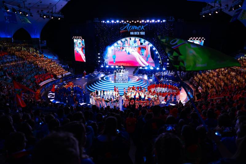 День рождения «Артека» завершился историческим мюзиклом «100 лет дорогой детства» День рождения «Артека» завершился историческим мюзиклом «100 лет дорогой детства»