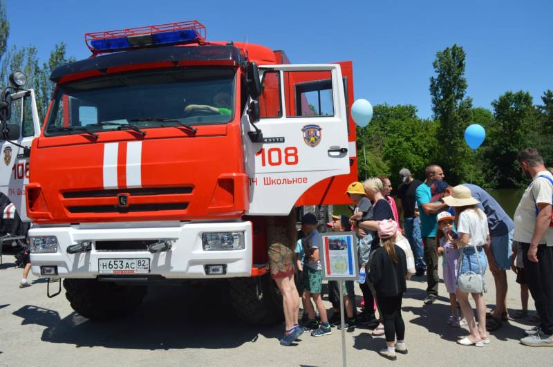 В День защиты детей в парке им. Гагарина работает интерактивная выставка пожарной и спасательной техники