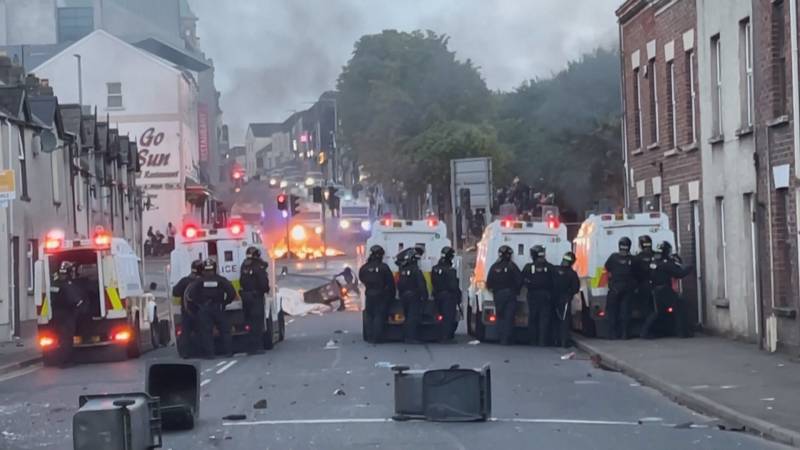 Две ночи хаоса: беспорядки не утихают в Северной Ирландии