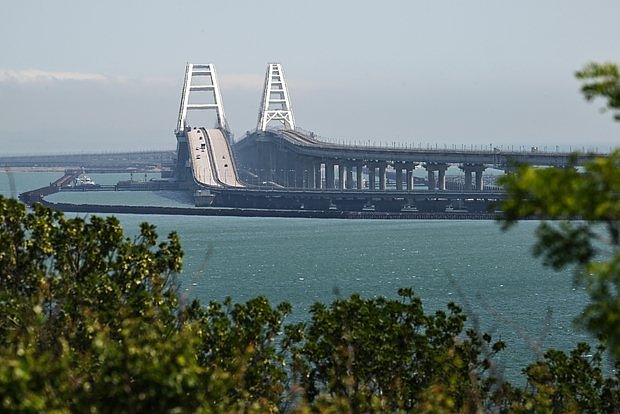 Движение автотранспорта по Крымскому мосту ограничили, а позже восстановили