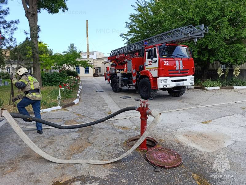 В Евпатории пожарные провели учения в родильном доме